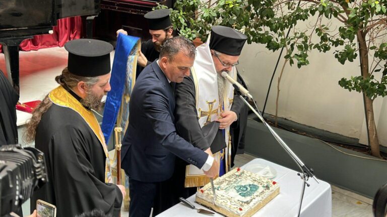 ΜΕ ΑΙΣΙΟΔΟΞΙΑ ΓΙΑ ΤΗ ΝΕΑ ΧΡΟΝΙΑ Η ΚΟΠΗ ΤΗΣ ΠΡΩΤΟΧΡΟΝΙΑΤΙΚΗΣ ΠΙΤΑΣ ΤΟΥ ΔΗΜΟΥ ΛΑΡΙΣΑΙΩΝ
