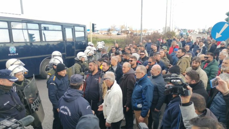 ΑΠΕΚΛΕΙΣΑΝ ΣΥΜΒΟΛΙΚΑ ΤΗΝ Ε.Ο. ΣΤΟΝ ΠΛΑΤΥΚΑΜΠΟ ΟΙ ΑΓΡΟΤΕΣ
