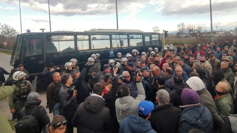 ΜΕ ΑΠΟΚΛΕΙΣΜΟΥΣ ΔΡΟΜΩΝ ΚΛΙΜΑΚΩΝΟΥΝ ΤΟΝ ΑΓΩΝΑ ΟΙ ΑΓΡΟΤΕΣ ΤΗΣ ΘΕΣΣΑΛΙΑΣ