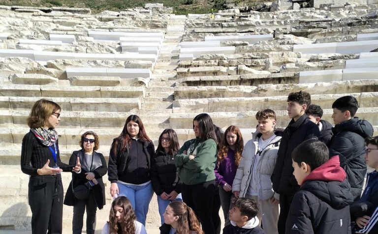 ΣΤΑ Α’ ΚΑΙ Β’ ΑΡΧΑΙΑ ΘΕΑΤΡΑ ΛΑΡΙΣΑΣ ΜΑΘΗΤΕΣ ΤΟΥ 10ου ΓΥΜΝΑΣΙΟΥ ΛΑΡΙΣΑΣ