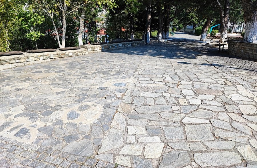 ΣΕ ΑΠΟΚΑΤΑΣΤΑΣΗ ΖΗΜΙΩΝ ΣΕ ΠΛΑΚΟΣΤΡΩΤΟΥΣ ΔΡΟΜΟΥΣ ΣΕ ΚΑΡΥΑ ΚΑΙ ΛΙΒΑΔΙ ΠΡΟΧΩΡΗΣΕ Ο ΔΗΜΟΣ ΕΛΑΣΣΟΝΑΣ