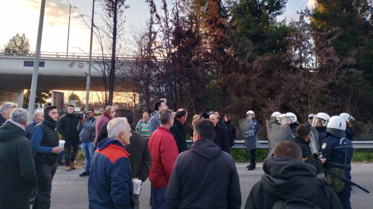 ΑΠΕΚΛΕΙΣΑΝ ΣΥΜΒΟΛΙΚΑ ΤΟΝ ΠΑΘΕ ΣΤΟΝ ΠΛΑΤΥΚΑΜΠΟ ΟΙ ΑΓΡΟΤΕΣ