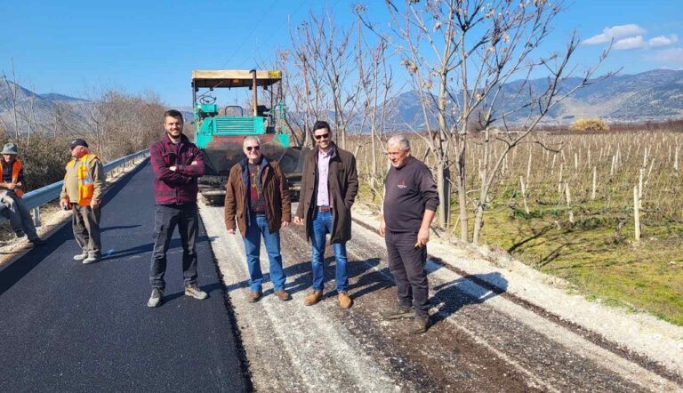 ΑΣΦΑΛΤΟΣΤΡΩΘΗΚΕ Ο ΔΡΟΜΟΣ ΠΟΥ ΣΥΝΔΕΕΙ ΤΗ ΒΡΥΣΗ ΤΥΡΝΑΒΟΥ ΜΕ ΤΑ ΔΕΛΕΡΙΑ