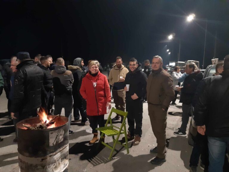 ΠΑΡΑΜΕΝΟΥΝ ΚΑΙ ΚΛΙΜΑΚΩΝΟΥΝ ΟΙ ΑΓΡΟΤΕΣ ΣΤΟ ΜΠΛΟΚΟ ΤΩΝ ΔΕΝΔΡΩΝ