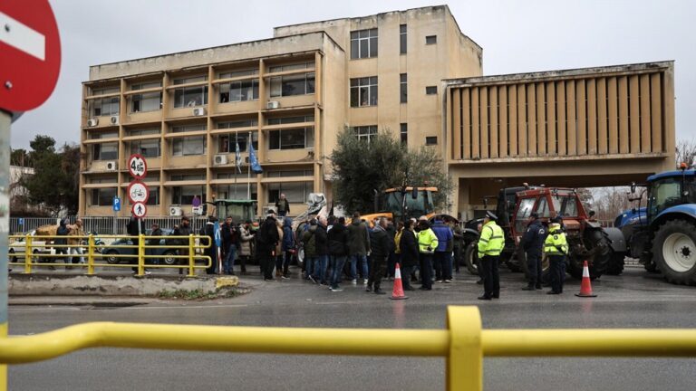 ΑΠΕΚΛΕΙΣΑΝ ΤΟ ΤΕΛΩΝΕΙΟ ΛΑΡΙΣΑΣ ΑΓΡΟΤΕΣ ΑΠΟ ΤΟ ΜΠΛΟΚΟ ΤΟΥ ΠΛΑΤΥΚΑΜΠΟΥ
