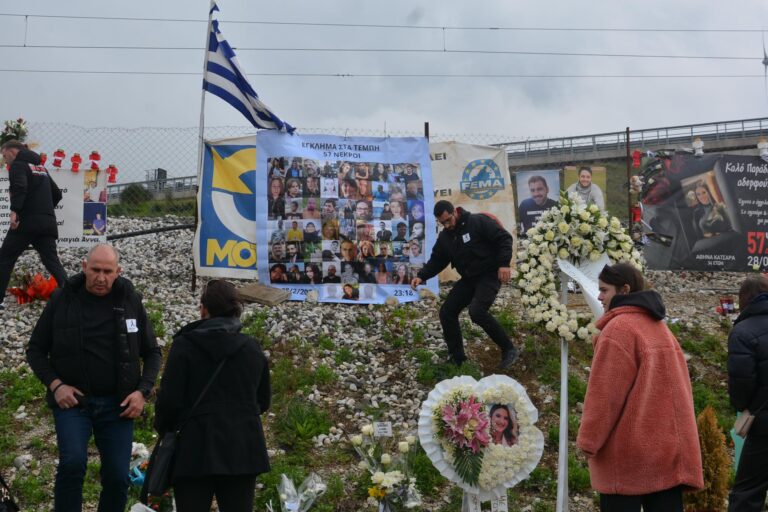 ΡΑΓΙΣΑΝ ΚΑΡΔΙΕΣ ΣΤΟ ΕΤΗΣΙΟ ΜΝΗΜΟΣΥΝΟ ΓΙΑ ΤΑ 57 ΘΥΜΑΤΑ ΤΟΥ ΕΓΚΛΗΜΑΤΟΣ ΣΤΑ ΤΕΜΠΗ