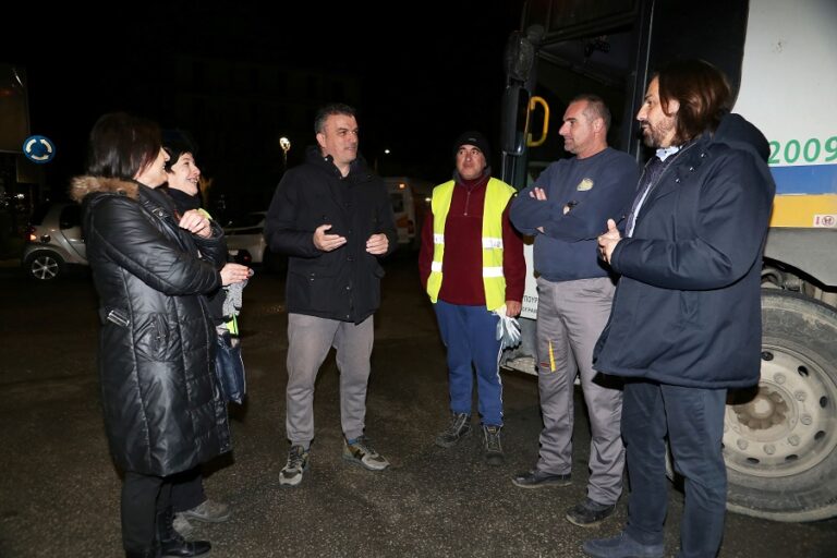 ΚΟΝΤΑ ΣΤΟΥΣ ΥΠΑΛΛΗΛΟΥΣ ΤΗΣ ΚΑΘΑΡΙΟΤΗΤΑΣ Ο ΔΗΜΑΡΧΟΣ ΛΑΡΙΣΑΙΩΝ