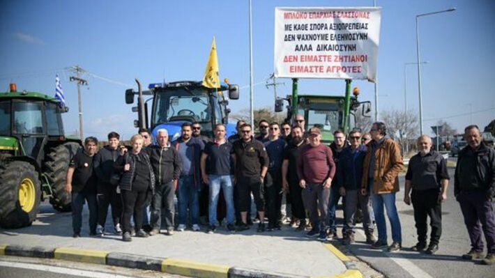 ΠΑΡΑΜΕΝΟΥΝ ΣΤΟ ΜΠΛΟΚΟ ΟΙ ΑΓΡΟΤΕΣ ΣΤΟΝ ΠΛΑΤΥΚΑΜΠΟ