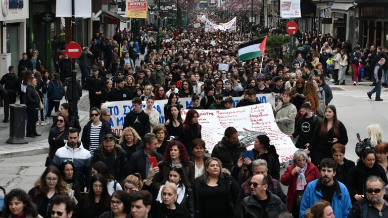 ΠΟΤΑΜΙ ΛΑΟΥ ΣΤΟΥΣ ΔΡΟΜΟΥΣ ΤΗΣ ΛΑΡΙΣΑΣ ΑΠΑΙΤΗΣΕ ΔΙΚΑΙΟΣΥΝΗ ΚΑΙ ΤΙΜΩΡΙΑ ΓΙΑ ΤΟ ΕΓΚΛΗΜΑ ΣΤΑ ΤΕΜΠΗ
