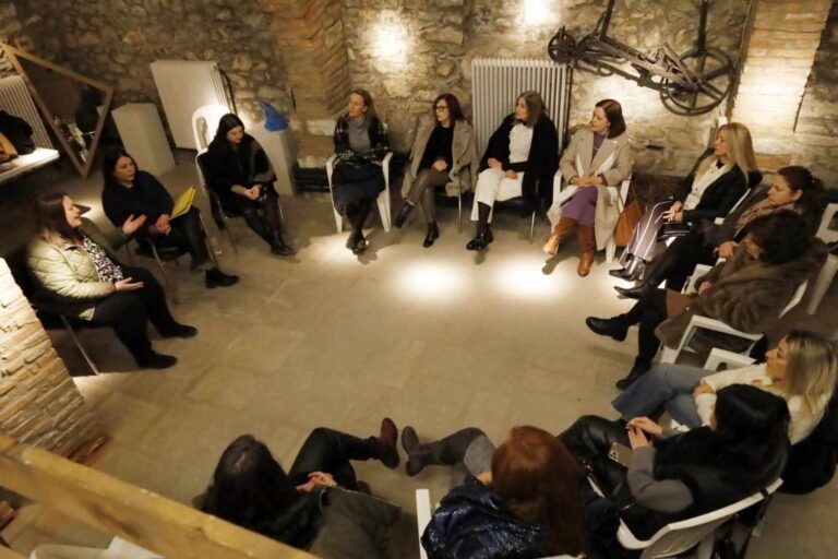 ΣΥΖΗΤΗΣΑΝ ΣΤΟΝ ΤΥΡΝΑΒΟ ΓΙΑ ΤΗΝ ΕΜΦΥΛΗ ΒΙΑ ΑΝΑΛΥΟΝΤΑΣ ΠΕΡΙΣΤΑΤΙΚΟ (φωτο – βιντεο)