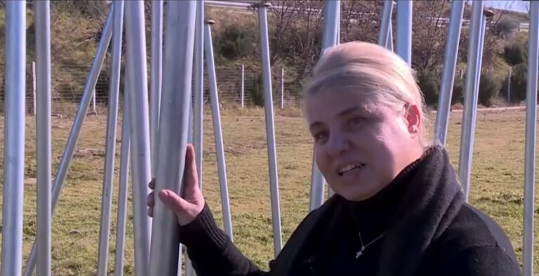 «ΑΥΤΟ ΤΟ ΚΑΡΦΙ ΕΙΝΑΙ ΤΟ ΠΑΙΔΙ ΜΟΥ»: ΡΑΓΙΖΕΙ ΚΑΡΔΙΕΣ Η ΜΗΤΕΡΑ ΤΗΣ 21ΧΡΟΝΗΣ ΚΛΑΟΥΝΤΙΑ ΣΤΟ ΣΗΜΕΙΟ ΤΗΣ ΤΡΑΓΩΔΙΑΣ