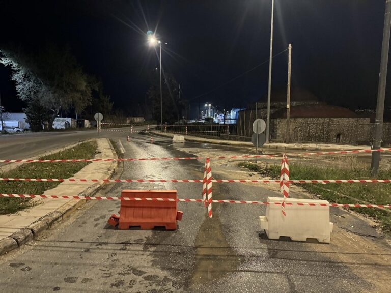 ΕΚΛΕΙΣΕ Ο ΔΡΟΜΟΣ ΤΥΡΝΑΒΟΣ – ΑΜΠΕΛΩΝΑΣ – ΚΑΘΙΖΗΣΗ ΤΟΥ ΟΔΟΣΤΡΩΜΑΤΟΣ ΛΟΓΩ ΜΕΓΑΛΗΣ ΒΛΑΒΗΣ ΣΕ ΑΓΩΓΟ ΤΗΣ ΔΕΥΑΤ