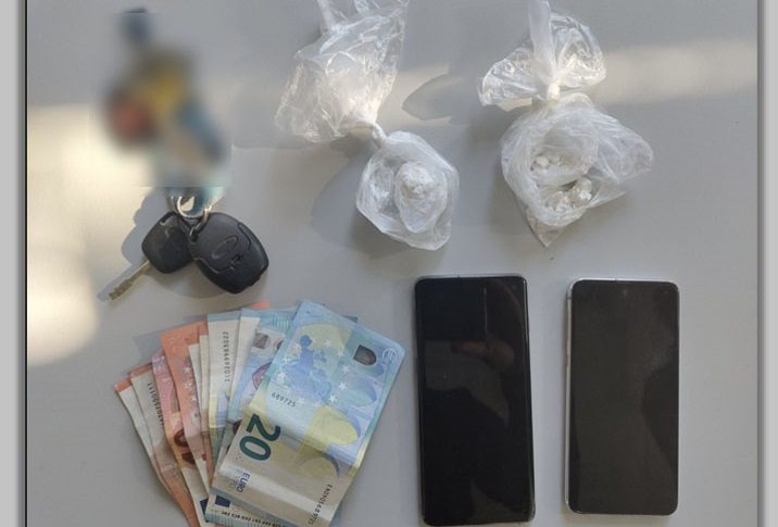 ΚΙΝΗΜΑΤΟΓΡΑΦΙΚΗ ΚΑΤΑΔΙΩΞΗ 2 ΑΤΟΜΩΝ ΣΤΟΝ ΤΥΡΝΑΒΟ – ΠΕΤΑΞΑΝ ΓΑΝΤΙ ΜΕ ΚΟΚΑΪΝΗ ΠΡΙΝ ΑΚΙΝΗΤΟΠΟΙΗΘΟΥΝ