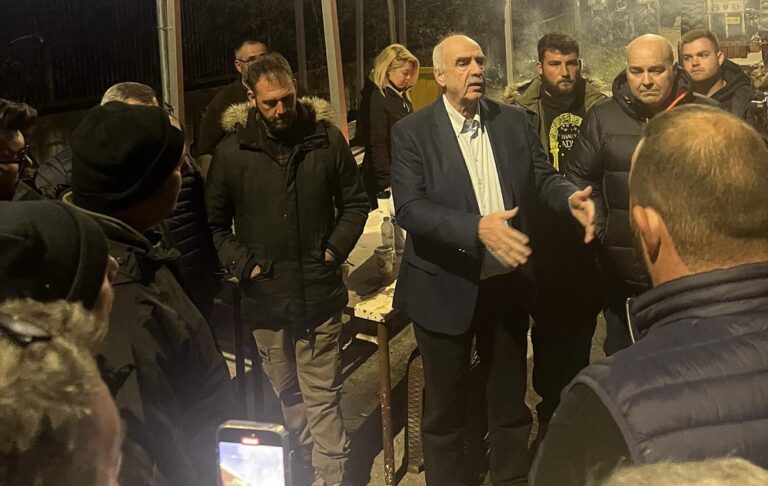 ΣΤΟ ΜΠΛΟΚΟ ΤΩΝ ΑΓΡΟΤΩΝ ΣΤΑ ΔΕΝΔΡΑ ΤΥΡΝΑΒΟΥ Ο Β. ΜΕΪΜΑΡΑΚΗΣ