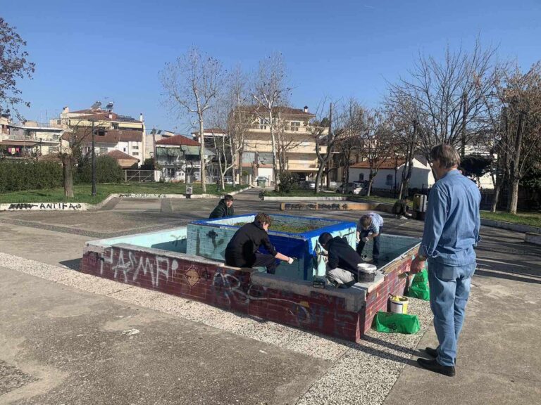 ΜΑΘΗΤΕΣ ΤΟΥ 12ου ΓΥΜΝΑΣΙΟΥ ΛΑΡΙΣΑΣ ΠΛΗΜΜΥΡΙΣΑΝ ΜΕ ΧΡΩΜΑΤΑ ΤΟ ΠΑΡΚΟ ΤΗΣ ΣΥΝΟΙΚΙΑΣ ΑΜΠΕΛΟΚΗΠΩΝ !