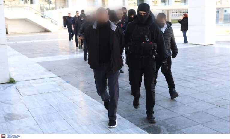 ΕΝΟΧΟΣ ΓΙΑ ΒΙΑΣΜΟ ΤΗΣ 12ΧΡΟΝΗΣ ΣΤΟΝ ΚΟΛΩΝΟ Ο 55ΧΡΟΝΟΣ