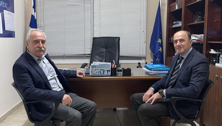 ΣΤΑ ΓΡΑΦΕΙΑ ΤΗΣ ΝΔ ΣΤΗ ΛΑΡΙΣΑ Ο ΥΠΟΨΗΦΙΟΣ ΕΥΡΩΒΟΥΛΕΥΤΗΣ Γ. ΜΠΛΙΟΥΜΗΣ
