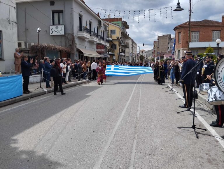 ΔΕΙΤΕ ΦΩΤΟΡΕΠΟΡΤΑΖ ΑΠΟ ΤΟΝ ΛΑΜΠΡΟ ΕΟΡΤΑΣΜΟ ΤΗΣ ΕΘΝΙΚΗΣ ΕΠΕΤΕΙΟΥ ΣΤΟΝ ΤΥΡΝΑΒΟ