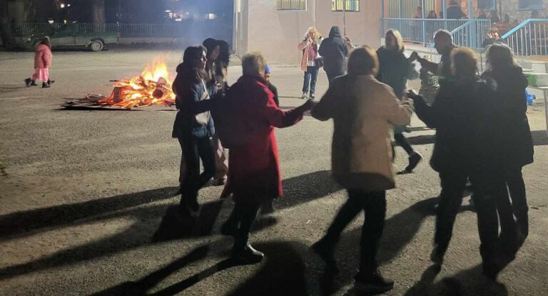 ΤΟ ΓΛΕΝΤΗΣΑΝ ΓΥΡΩ ΑΠΟ ΤΗ ΦΩΤΙΑ ΣΤΟΝ ΒΡΥΟΤΟΠΟ