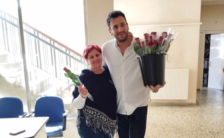 ΠΡΟΣΦΕΡΕ ΛΟΥΛΟΥΔΙΑ ΣΤΙΣ ΓΥΝΑΙΚΕΣ ΕΡΓΑΖΟΜΕΝΕΣ ΣΤΟ ΔΗΜΑΡΧΕΙΟ Ο ΔΗΜΑΡΧΟΣ ΤΥΡΝΑΒΟΥ
