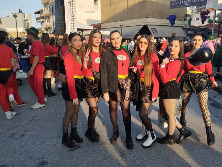 ΔΕΙΤΕ ΖΩΝΤΑΝΑ ΤΗ ΜΕΓΑΛΗ ΠΑΡΕΛΑΣΗ ΤΩΝ ΚΑΡΝΑΒΑΛΙΣΤΩΝ ΣΤΟΝ ΤΥΡΝΑΒΟ