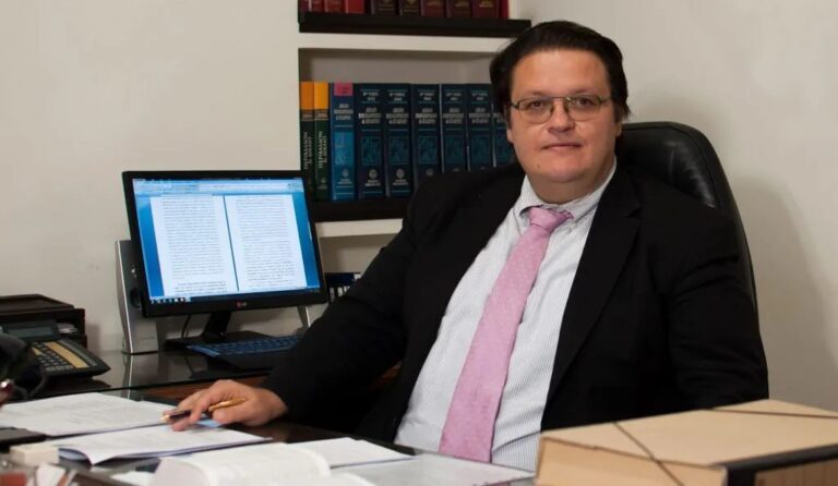 Ο ΘΩΜΑΣ ΠΑΠΑΛΙΑΓΚΑΣ ΣΥΝΑΝΤΑ ΤΗ «ΓΥΝΑΙΚΑ»
