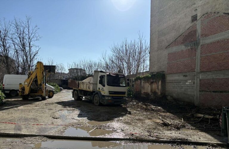 ΚΑΘΑΡΙΣΤΗΚΕ ΚΑΙ ΣΤΡΩΘΗΚΕ Ο ΧΩΡΟΣ ΠΑΡΚΙΝΓΚ ΠΙΣΩ ΑΠΟ ΤΟ ΚΤΕΛ ΣΤΟΝ ΤΥΡΝΑΒΟ