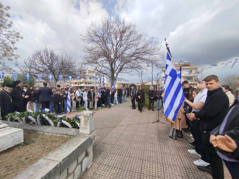 ΜΕ ΓΙΟΡΤΕΣ ΚΑΙ ΚΑΤΑΘΕΣΗ ΣΤΕΦΑΝΩΝ ΤΙΜΗΣΑΝ ΤΑ ΣΧΟΛΕΙΑ ΤΟΥ ΤΥΡΝΒΑΟΥ ΤΗΝ ΕΘΝΙΚΗ ΕΠΕΤΕΙΟ