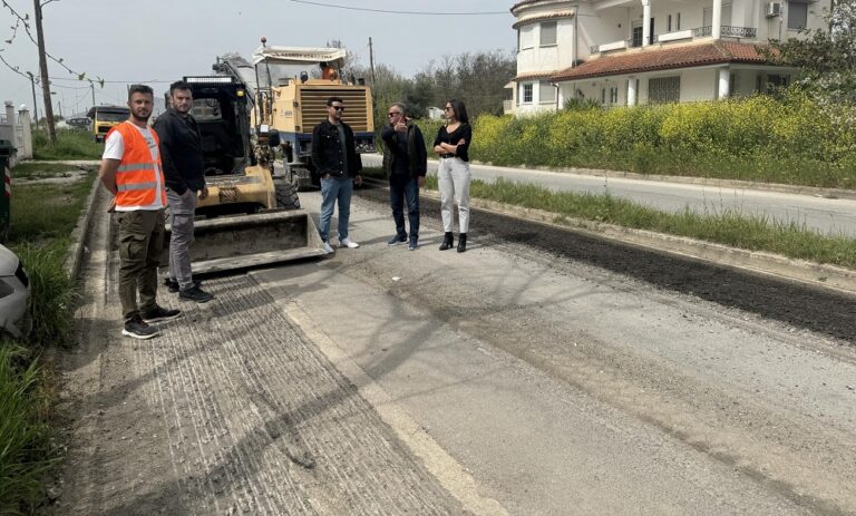ΑΣΦΑΛΤΟΣΤΡΩΝΕΤΑΙ Ο ΔΡΟΜΟΣ ΣΤΗΝ ΕΙΣΟΔΟ ΤΟΥ ΑΜΠΕΛΩΝΑ ΑΠΟ ΤΥΡΝΑΒΟ