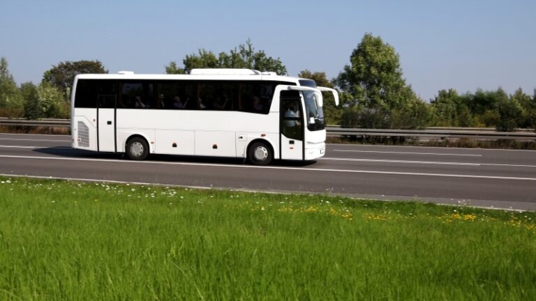 ΟΔΗΓΟΣ ΤΟΥ ΚΤΕΛ ΑΡΤΑΣ ΞΕΧΑΣΕ ΗΛΙΚΙΩΜΕΝΗ ΣΤΗΝ ΕΓΝΑΤΙΑ ΟΔΟ!