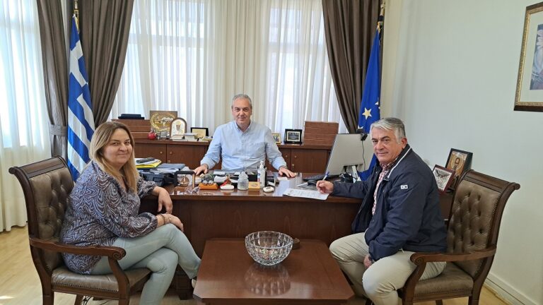 ΔΗΜΟΣ ΕΛΑΣΣΟΝΑΣ: «ΈΠΕΣΑΝ ΟΙ ΥΠΟΓΡΑΦΕΣ ΓΙΑ ΤΗΝ ΑΝΑΠΛΑΣΗ ΤΟΥ ΕΜΠΟΡΙΚΟΥ ΚΕΝΤΡΟΥ – ΞΕΚΙΝΑ ΤΟ ΕΜΒΛΗΜΑΤΙΚΟ ΕΡΓΟ»