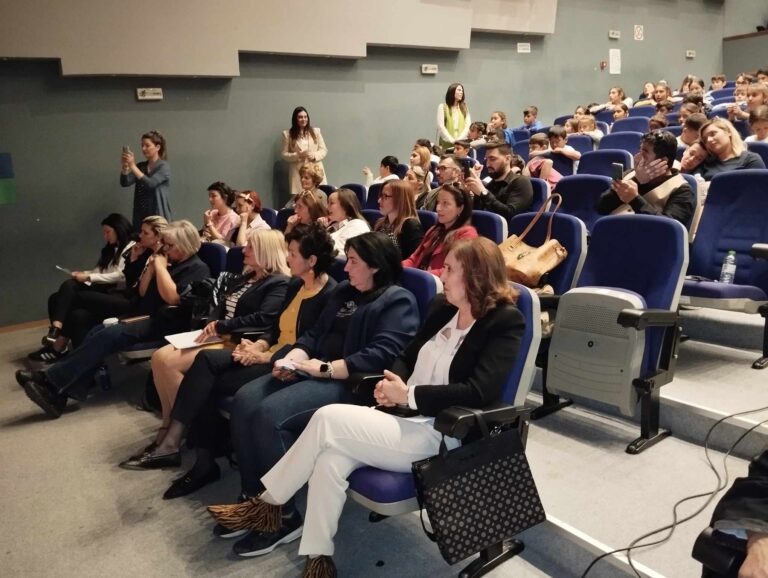 ΜΕΣΑ ΑΠΟ ΤΟ ΣΧΟΛΕΙΟ ΠΕΡΝΑ Η ΓΡΗΓΟΡΗ ΕΝΣΩΜΑΤΩΣΗ ΤΩΝ ΠΑΙΔΙΩΝ ΡΟΜΑ ΣΤΗΝ ΚΟΙΝΩΝΙΑ