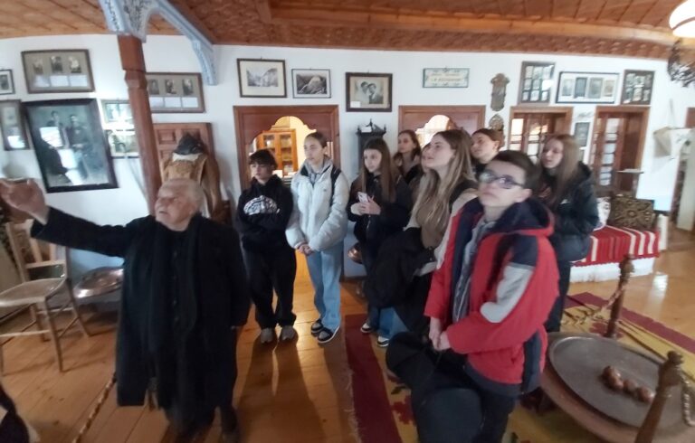 ΕΚΠΑΙΔΕΥΤΙΚΗ ΕΠΙΣΚΕΨΗ ΜΑΘΗΤΩΝ ΤΟΥ ΜΟΥΣΙΚΟΥ ΣΧΟΛΕΙΟΥ ΣΤΑ ΛΑΟΓΡΑΦΙΚΑ ΜΟΥΣΕΙΑ ΤΟΥ ΔΗΜΟΥ ΤΕΜΠΩΝ