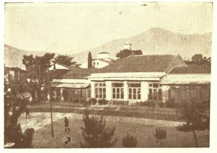 ΤΑ ΚΑΤΑΣΤΗΜΑΤΑ ΤΗΣ ΠΛΑΤΕΙΑΣ ΤΥΡΝΑΒΟΥ – ΑΡΙΣΤΕΡΗ ΠΛΕΥΡΑ