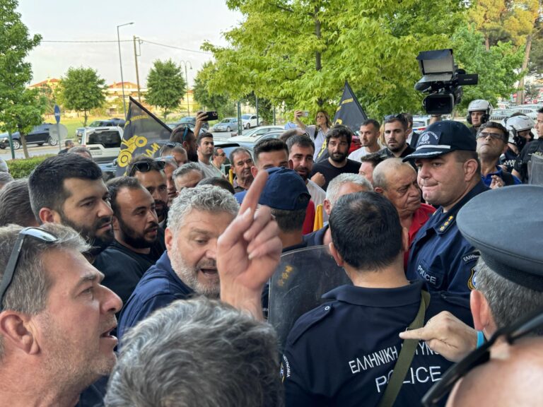 ΑΣΤΥΝΟΜΙΚΟΙ ΕΜΠΟΔΙΣΑΝ ΤΟΝ ΔΗΜΑΡΧΟ ΑΓΙΑΣ ΚΑΙ ΑΓΡΟΤΕΣ ΝΑ ΜΠΟΥΝ ΣΤΗ ΣΥΣΚΕΨΗ ΜΕ ΤΟΥΣ ΥΠΟΥΡΓΟΥΣ