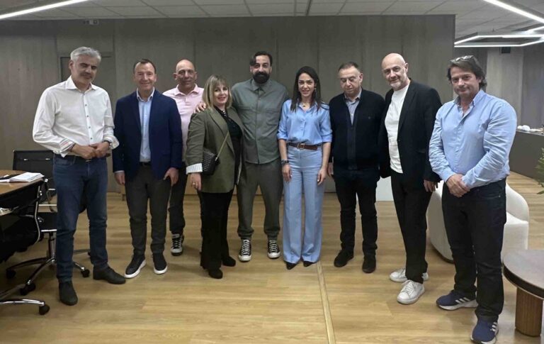 ΣΥΝΑΝΤΗΣΗ ΜΕ ΤΗΝ ΥΠΟΥΡΓΟ ΕΡΓΑΣΙΑΣ, ΔΟΜΝΑ ΜΙΧΑΗΛΙΔΟΥ ΕΙΧΑΝ ΟΙ ΕΠΑΓΓΕΛΜΑΤΙΕΣ ΕΣΤΙΑΣΗΣ ΛΑΡΙΣΑΣ ΚΑΙ ΠΑΤΡΑΣ