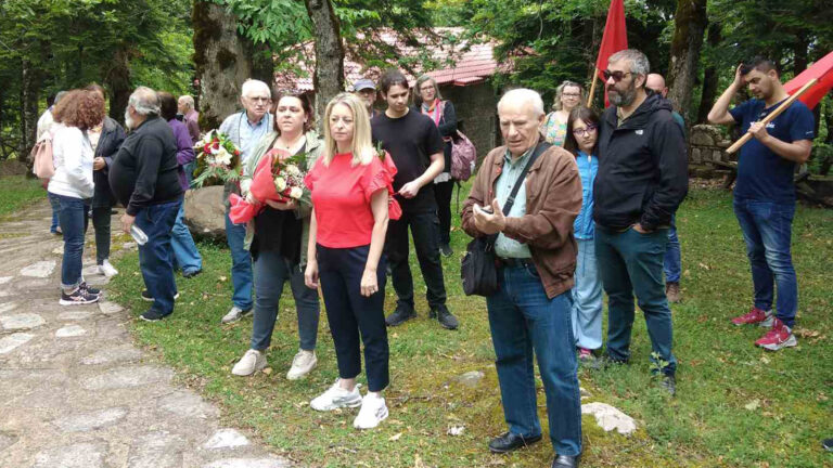 Λουλούδια στον μνήμα του Χαρίλαου Φλωράκη από ΚΚΕ, ΚΝΕ και ΠΕΑΕΑ-ΔΣΕ (VIDEO – ΦΩΤΟ)