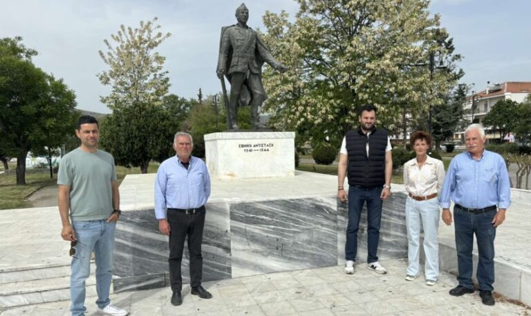 ΣΤΟ ΜΝΗΜΕΙΟ ΕΘΝΙΚΗΣ ΑΝΤΙΣΤΑΣΗΣ ΤΥΡΝΑΒΟΥ ΑΝΤΙΠΡΟΣΩΠΕΙΑ ΤΟΥ ΠΑΡΑΡΤΗΜΑΤΟΣ ΛΑΡΙΣΑΣ ΤΗΣ ΠΕΑΕΑ – ΔΣΕ