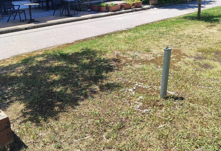 Διαρροή νερού στην οδό Τσιτσάνη στη Νέα Πολιτεία Λάρισας