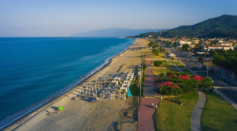 ΚΟΜΦΟΥΖΙΟ ΜΕ ΙΔΙΟΚΤΗΣΙΕΣ ΣΤΑ ΠΑΡΑΛΙΑ ΚΑΙ ΣΕ ΧΩΡΙΑ ΤΟΥ ΔΗΜΟΥ ΑΓΙΑΣ