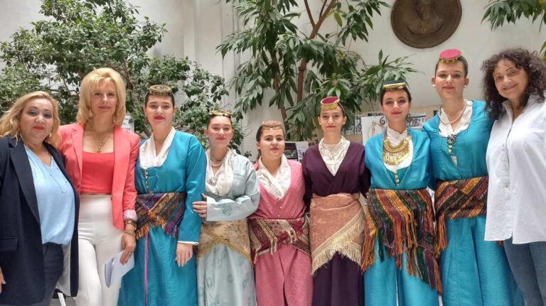 ΤΟ 12ο ΓΕΛ ΛΑΡΙΣΑΣ ΣΤΗΝ ΑΦΙΕΡΩΜΑΤΙΚΗ ΕΚΔΗΛΩΣΗ ΓΙΑ ΤΙΣ ΑΛΗΣΜΟΝΗΤΕΣ ΠΑΤΡΙΔΕΣ