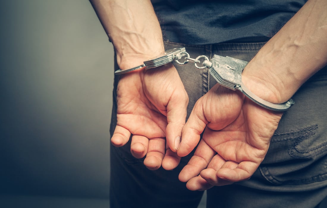 Δύο συλλήψεις στον Τύρναβο για ναρκωτικά και όπλα