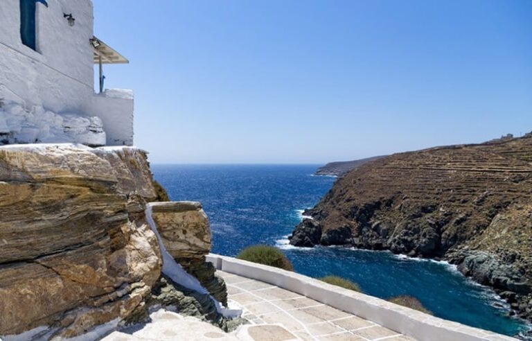 H βρετανική «Express» προτείνει Σίφνο για το καλοκαίρι 2024