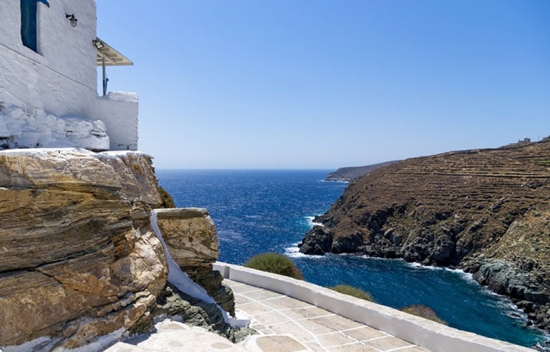 H βρετανική «Express» προτείνει Σίφνο για το καλοκαίρι 2024