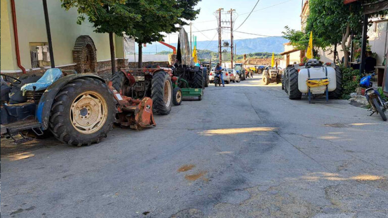 Στην κάλπη με τα τρακτέρ στο δρόμο οι αγρότες της Αγιάς