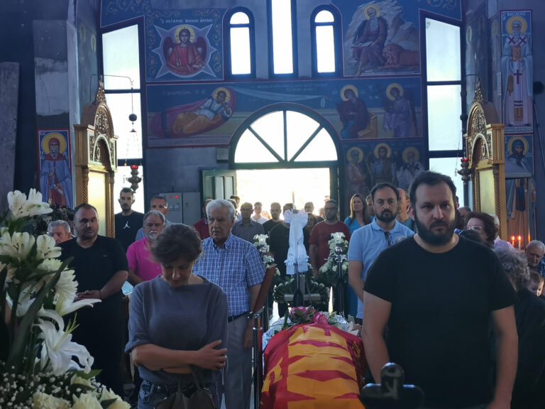Σε κλίμα βαθιάς συγκίνησης το τελευταίο «αντίο» στον Κώστα Φράγκο