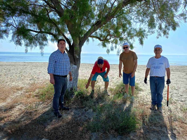 Εθελοντές καθάρισαν την παραλία Μεσαγγάλων