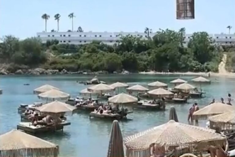 Λειτουργεί κανονικά και φέτος το beach bar με τις ξαπλώστρες μέσα στη θάλασσα στη Ρόδο