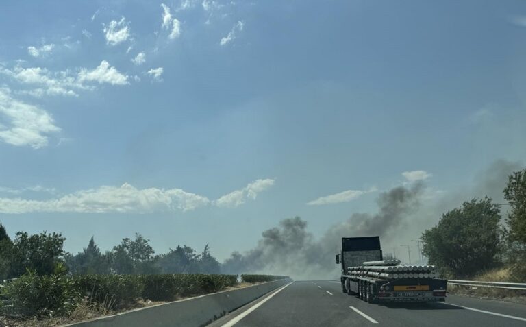 Υπό πλήρη έλεγχο η φωτιά που ξέσπασε το μεσημέρι στον ΠΑΘΕ στο ύψος του κόμβου Πλατυκάμπου