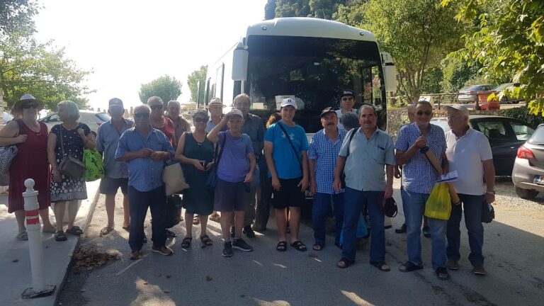 Εκδρομή του συλλόγου συνταξιούχων ΙΚΑ Τυρνάβου για μπάνιο στον Αγιο Παντελεήμονα